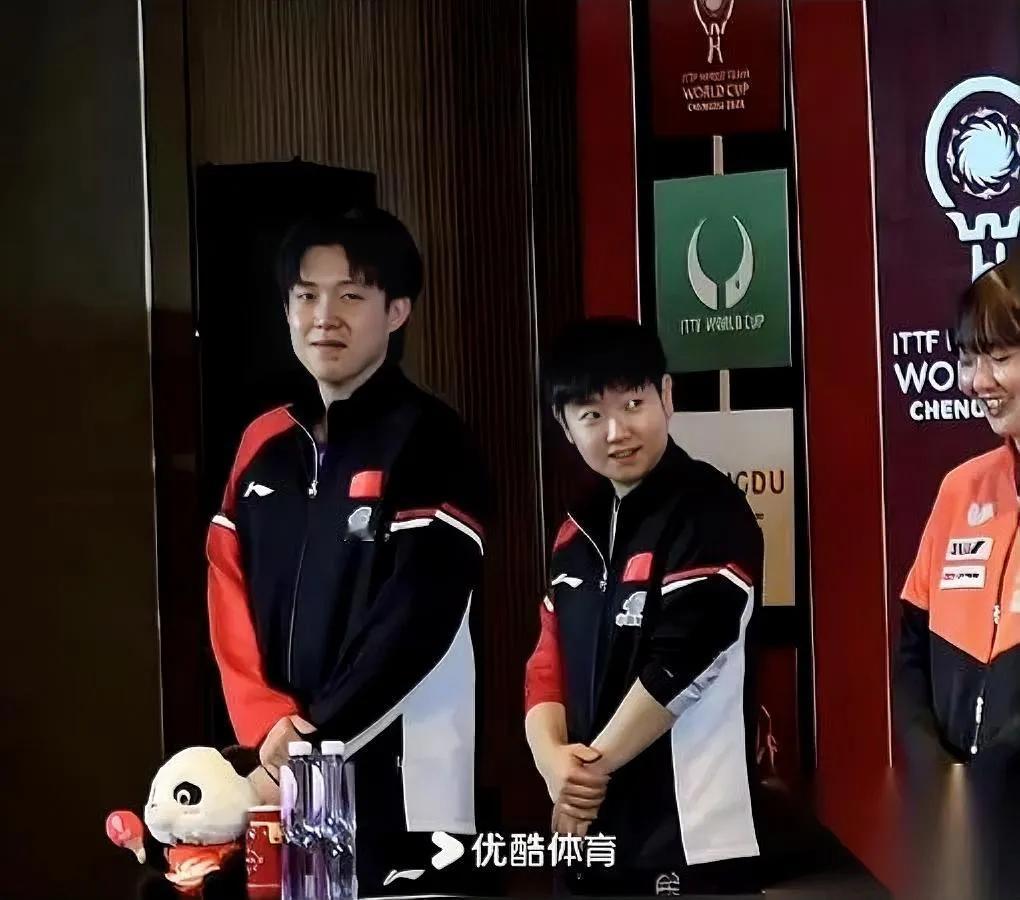 实锤！八年抽签暗号，今天又被镜头逮住。莎莎站着不动，他弯腰、捏牌、递过去，嘴