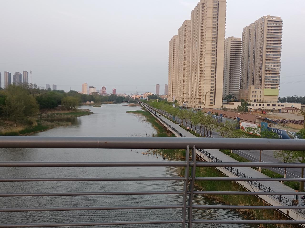 社会第一课不要同情任何人；不要可怜任何人；不要相信任何人。社会第二课