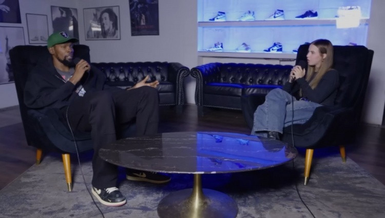 杜兰特参加美女播客主持人BobbiAlthoff的节目，讨论婚姻的问题。当被问