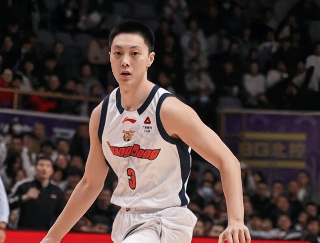 胡明轩对广东队提要求！广东男篮这次去汕头参加CBA季前赛，最值得关注的不是能