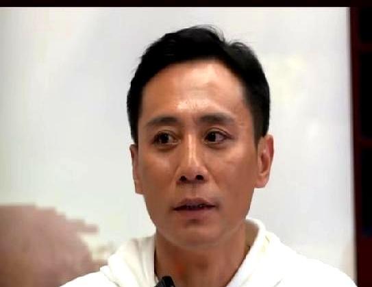 女生一部接一部拿奖，男生只能蹲宿舍抽烟。刘烨那部《那山那人那狗》在中戏一放