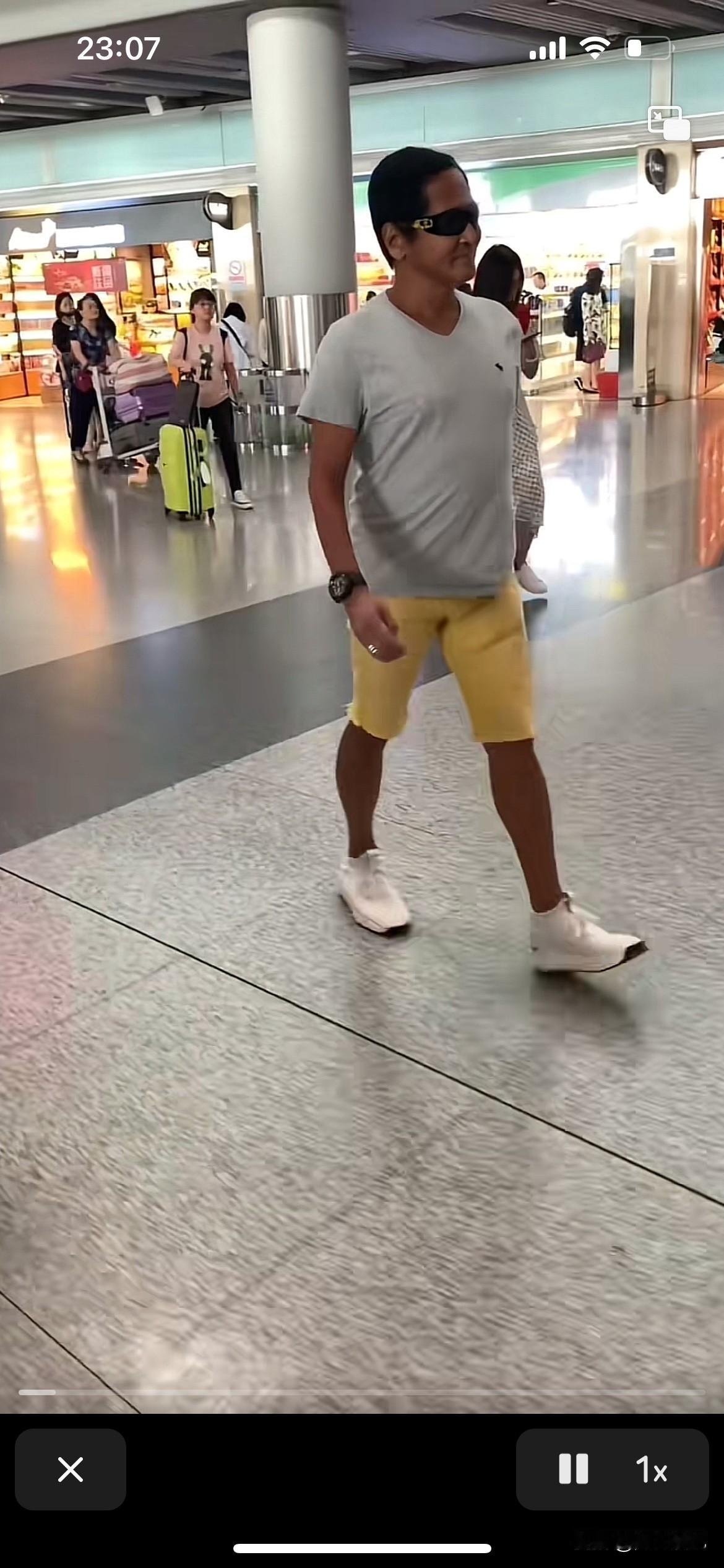 齐秦老师身体开始不协调了，，肚子大，脚很细，全身都黑，这就是一个老头子的模样，那