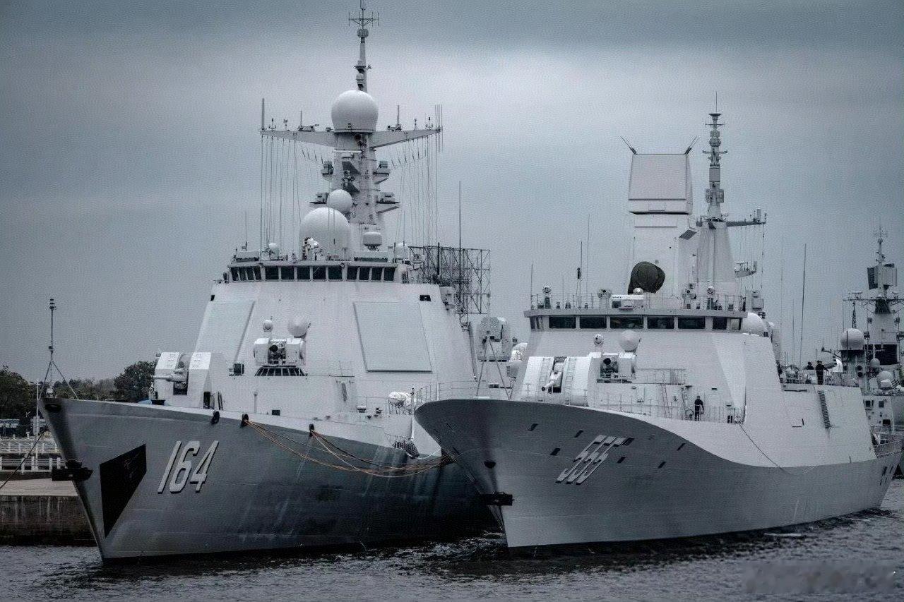 054B和052DL面对面停靠，054B看着并不比052DL小太多，反而因为这个