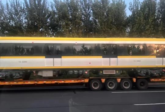 北京地铁13号线新车怎么安装到铁路上呢？9月9日傍晚，拍摄于G4京石高速（又名