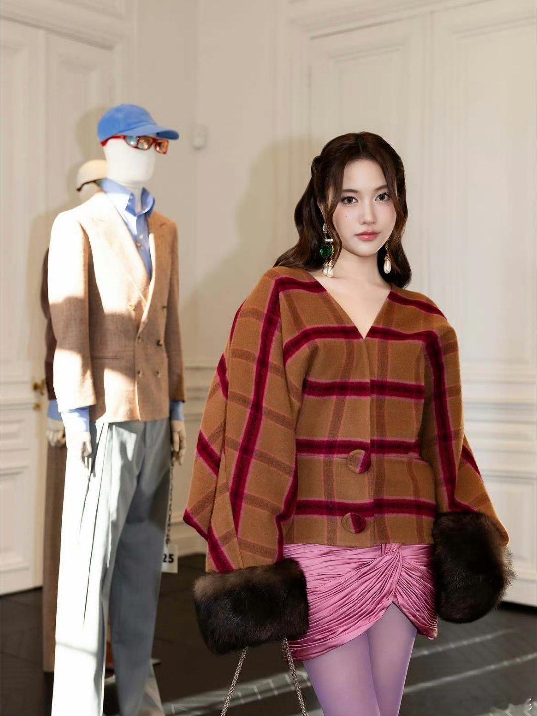 Freen身穿Valentino2026秋冬系列亮相时装周，品牌认领也很快，她气质跟华伦蛮搭的，可爱
