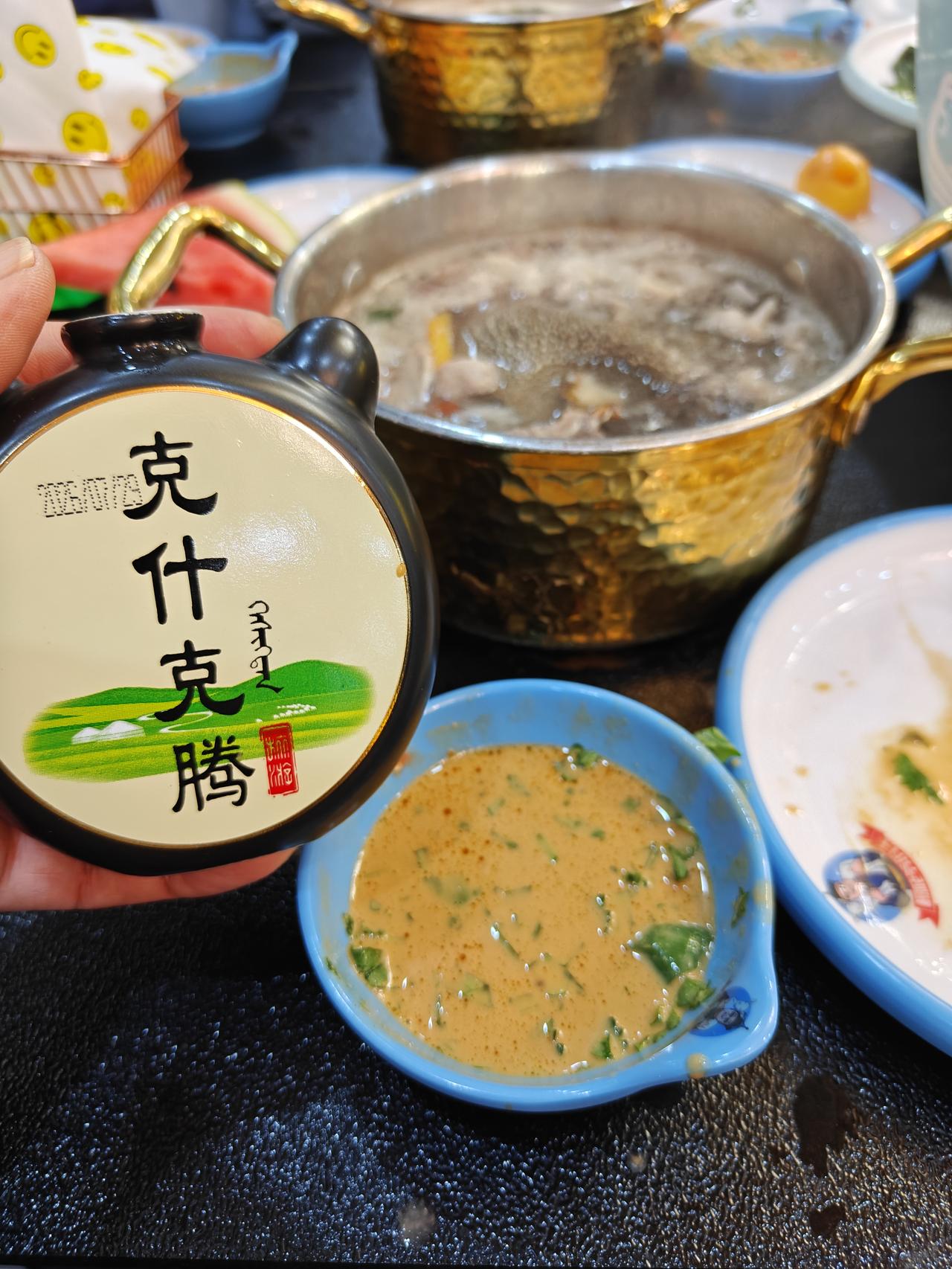 秋日生活打卡季来草原旅游，喝当地的酒吃当地的羊肉看着2026年第一场雪，美着呐！