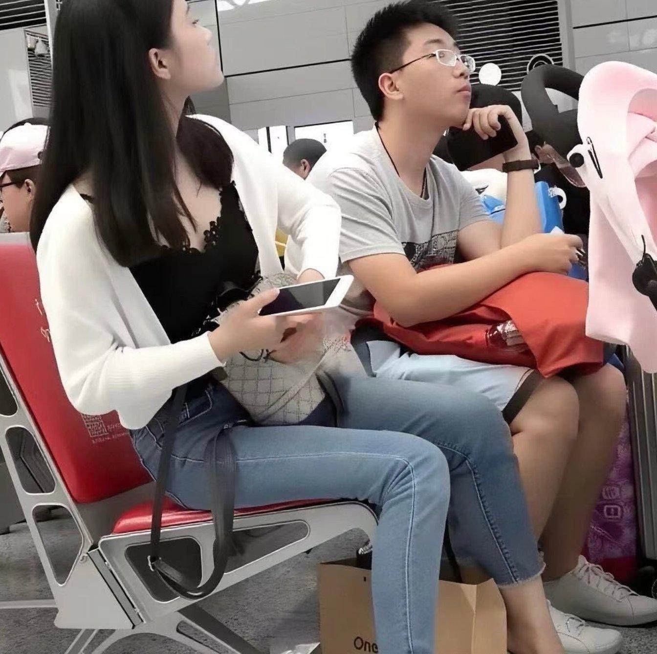 其实很多男生不容易找到女朋友的原因是：缺乏自信，就像这个男生，都只敢偷瞄