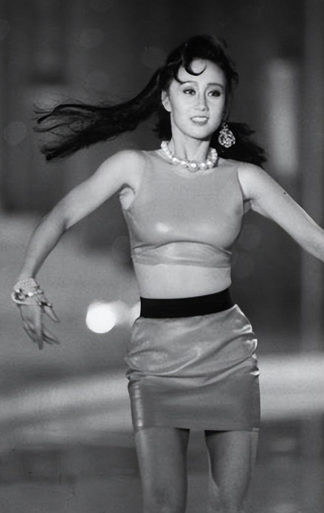 利智年轻时不美丽，她是越老越有韵味的那种，不过她身材那是一如既往地傲人。