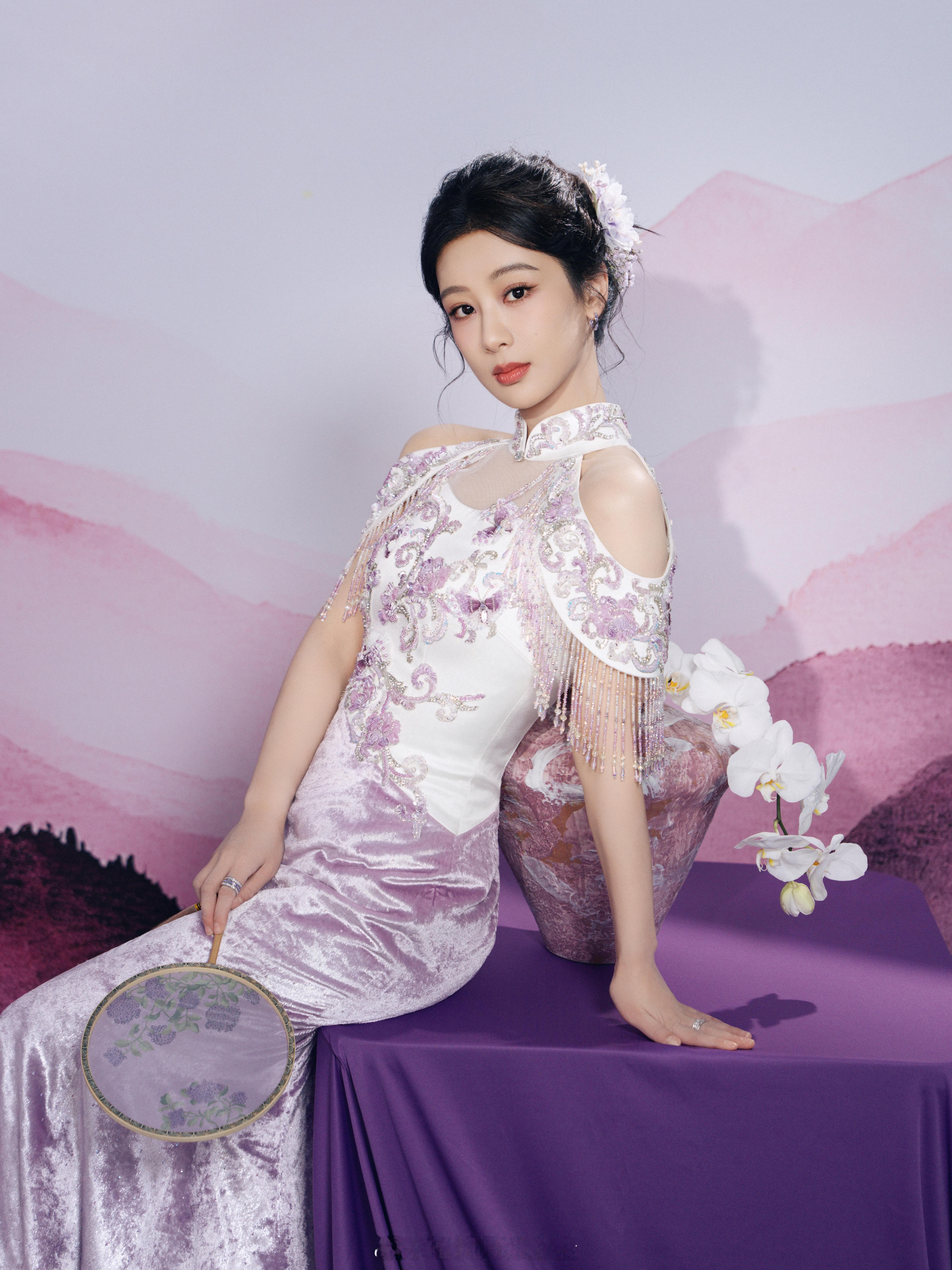 杨紫紫韵流芳，旗袍绾情。一身烟紫鱼尾旗袍，将东方温婉与曼妙身段温柔勾勒。露肩