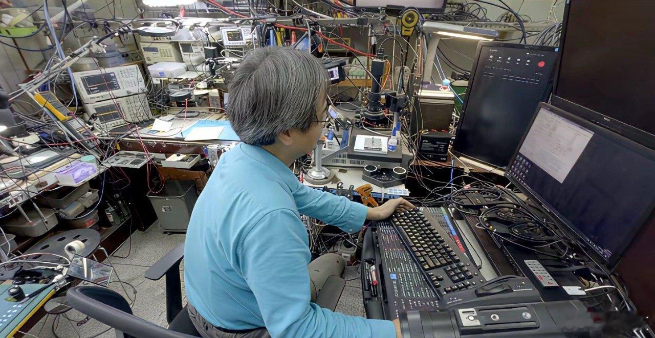 一位清华大学老师的工作室，猜猜看什么专业？