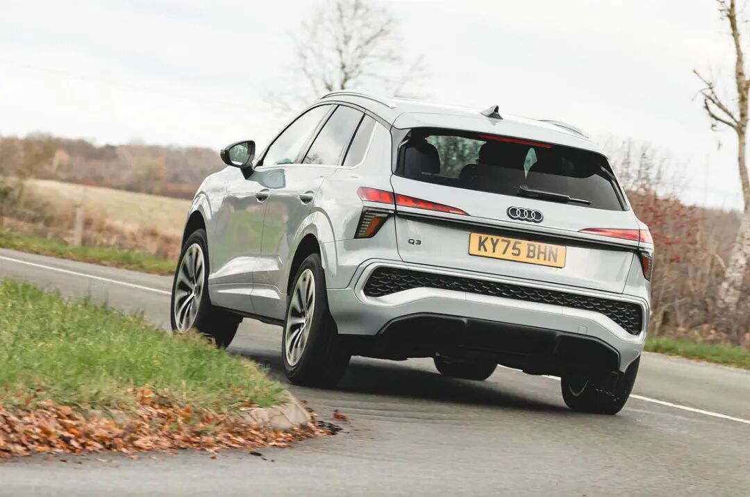 全新奥迪Q3，外观感觉没有之前那么有辨识度，但是全新的内饰设计是非常的好看，再也