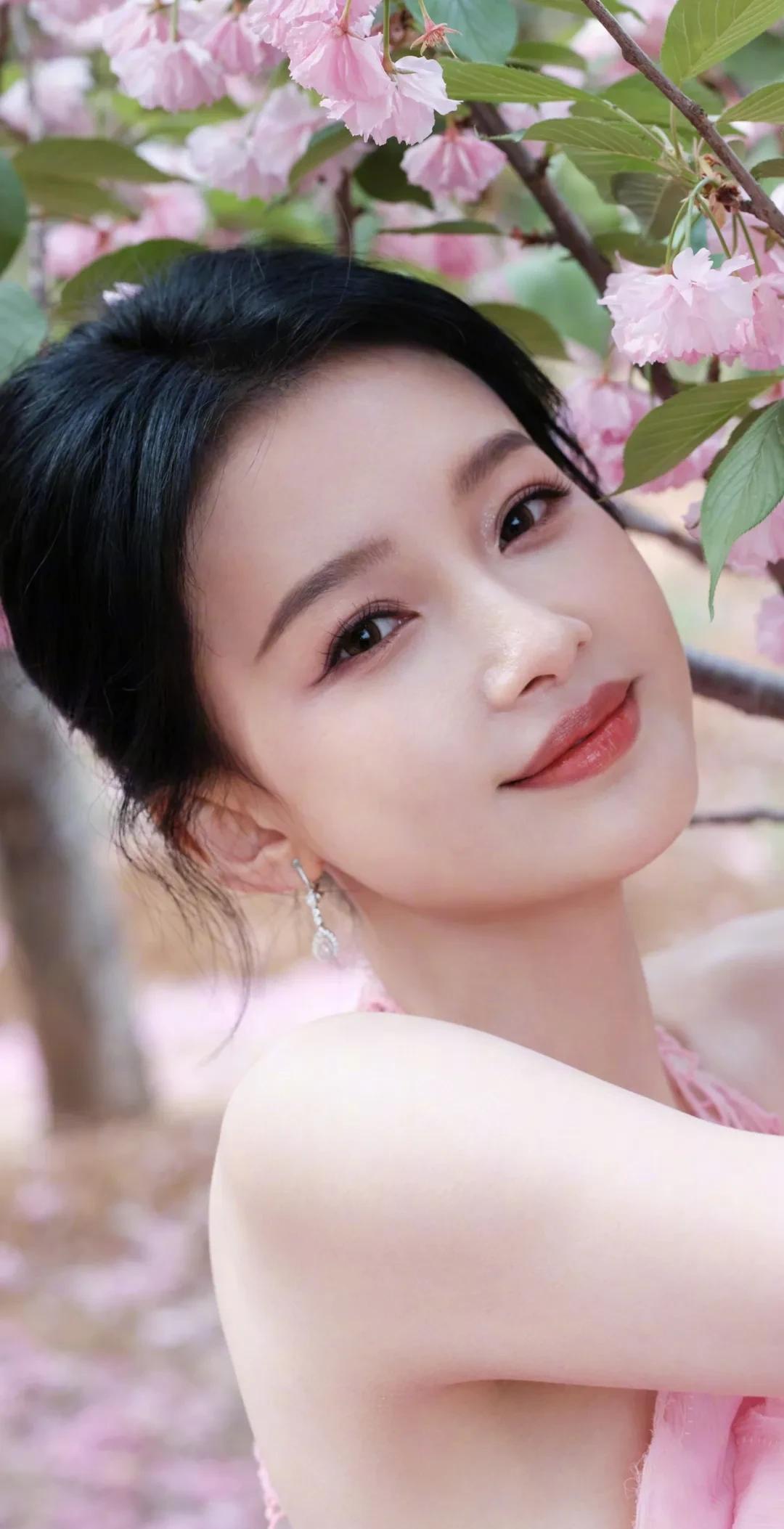 面若桃花，美丽动人！孙怡写真壁纸精选