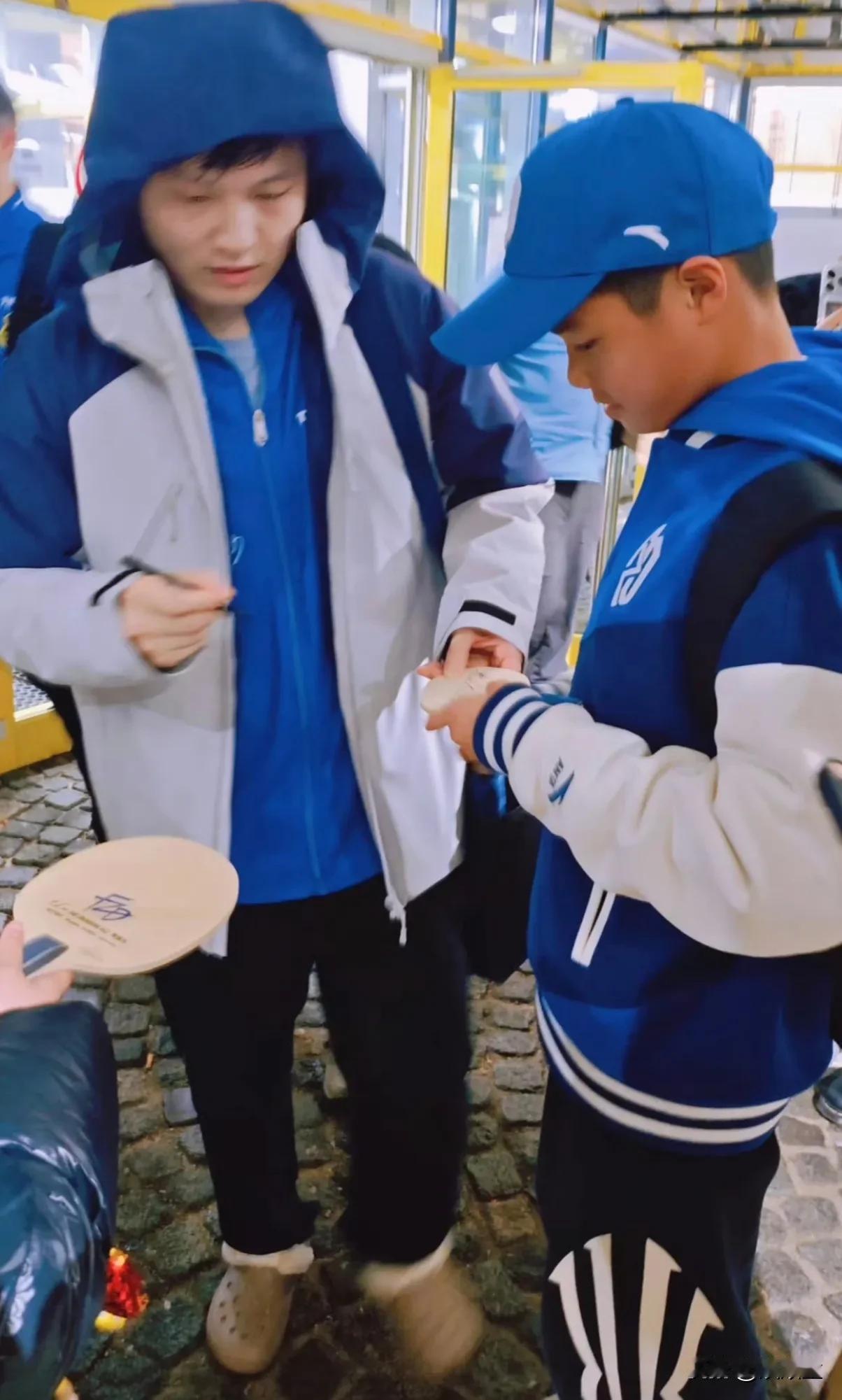 樊振东带火一款棉式洞洞鞋！这次樊振东德甲比赛，有人看到他穿了一款洞洞鞋，担心他