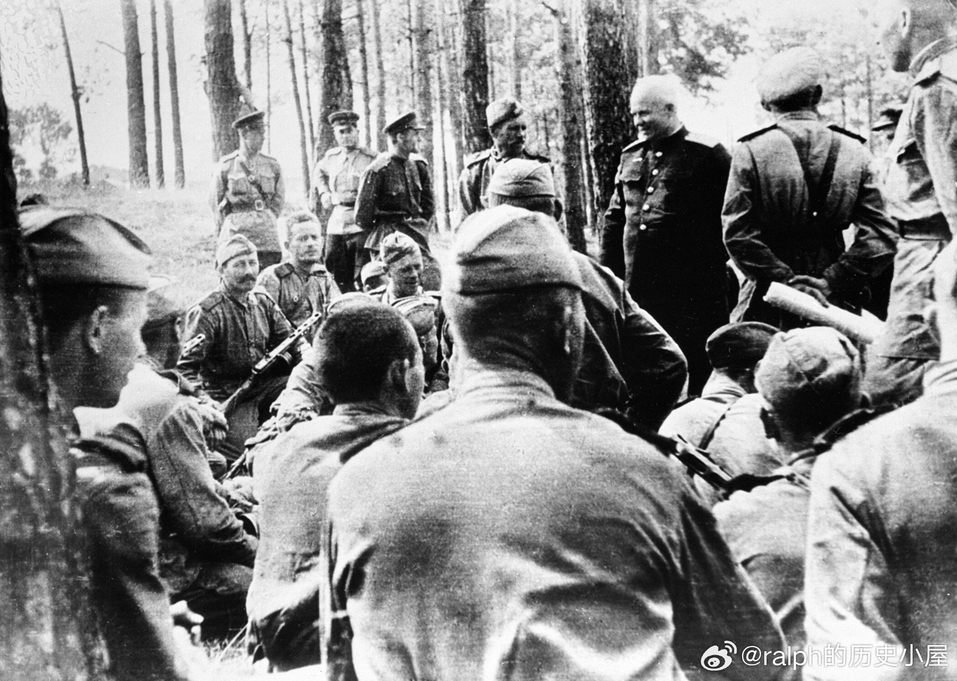 1944年7月22日苏军乌克兰第1方面军军事委员会委员赫鲁晓夫与步兵第333师士