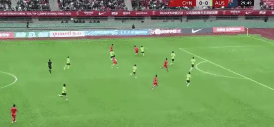 震惊，中国业余球员打爆澳大利亚U19国青边路。就在刚刚结速的友谊赛中国U19国青