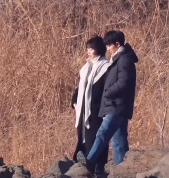 肖战开始认怂了。不是向资本，是向自己。昨晚《骄阳伴我》又冲上收视第一，弹幕刷