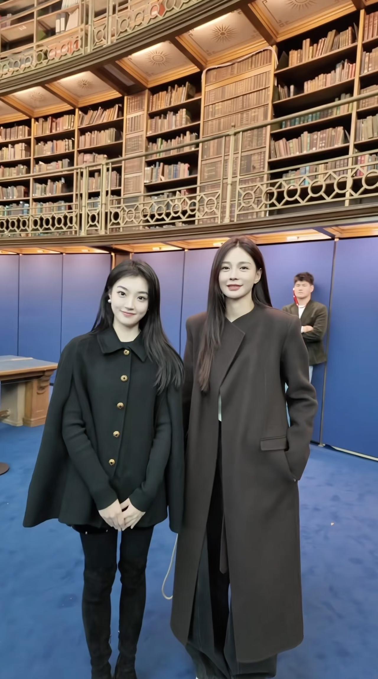 10月26日,有位网友晒与沈梦辰合影,两人在伦敦某博物馆偶遇的画面。小姐姐的