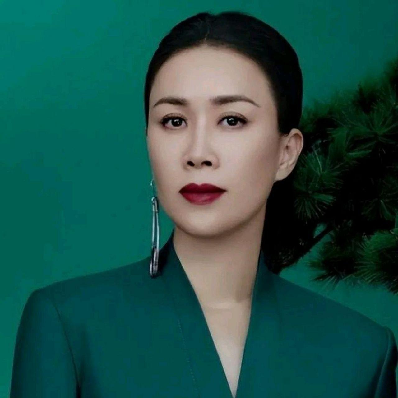 如果世上有后悔药，最先抢着吃的肯定是那英。她千不该万不该，不该在直播连线时，