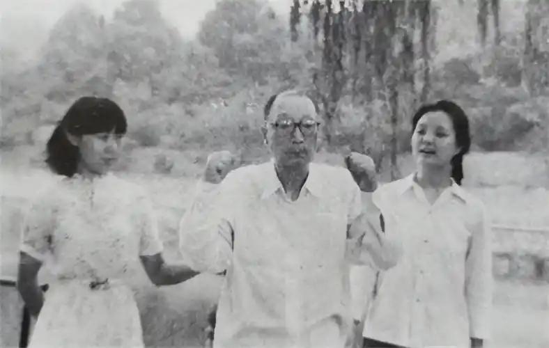 九位元帅都有亲生子女，唯独彭德怀无后，这一点常被忽略；而在有子女的元帅里，聂荣臻