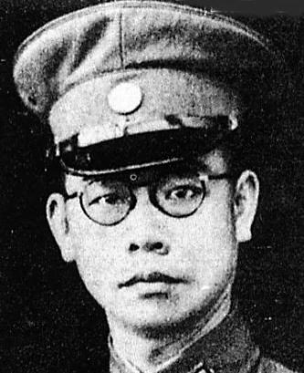 1950年3月，国民党保密局特务破门而入，而吴石正在灯下批改文件，他抬头看了一眼