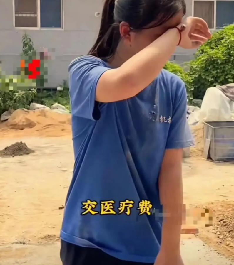 看哭了！山东，男子在工地看到一个15岁的女孩在干活，以为是农民工带孩子来体验生活