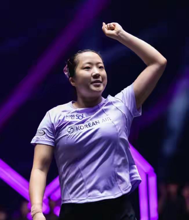 申裕斌赢了，又赢了。中国选手接连在她拍下落马，不是爆冷，是真硬。19岁韩国姑