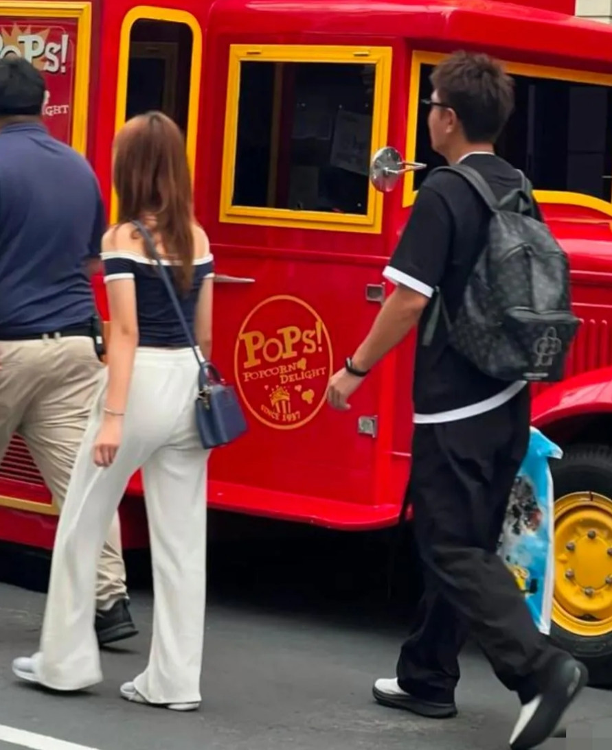 甜馨背着5万元的LV包包，与爸爸贾乃亮在新加坡旅行，爸爸胖瘦合度，颇显年轻，甜馨