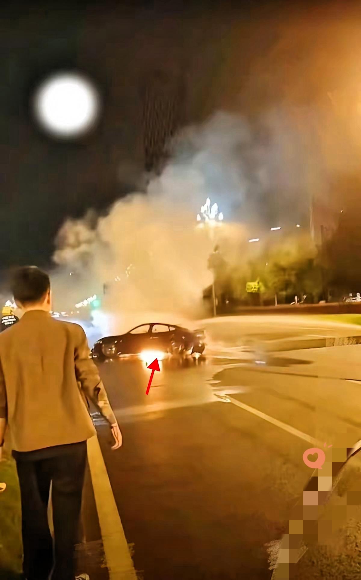 今天成都小米汽车碰撞自燃的事，再一次把“炫技大于实用”的问题摆到明面上！车门撞后