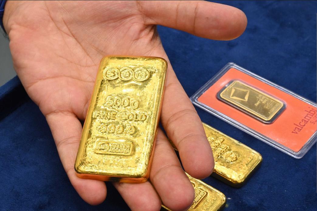 藏不住了，炸锅了！3月8日，迪拜黄金市场因“打折甩卖”冲上热搜，当地华人赵女士