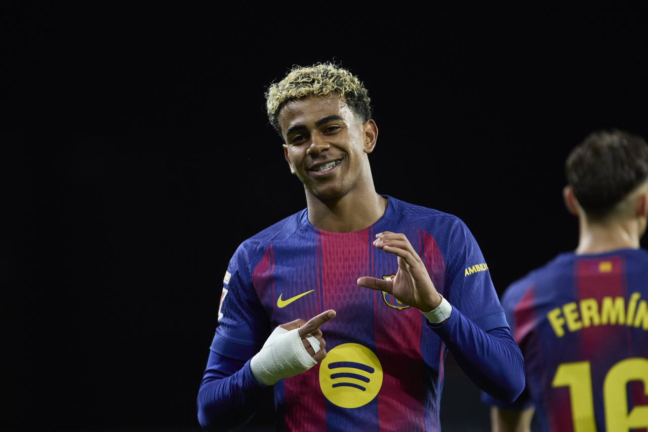 戒色的亚马尔世界前三，亚马尔助攻梅开二度让巴萨梦回巅峰！在巴萨4-0大胜毕尔