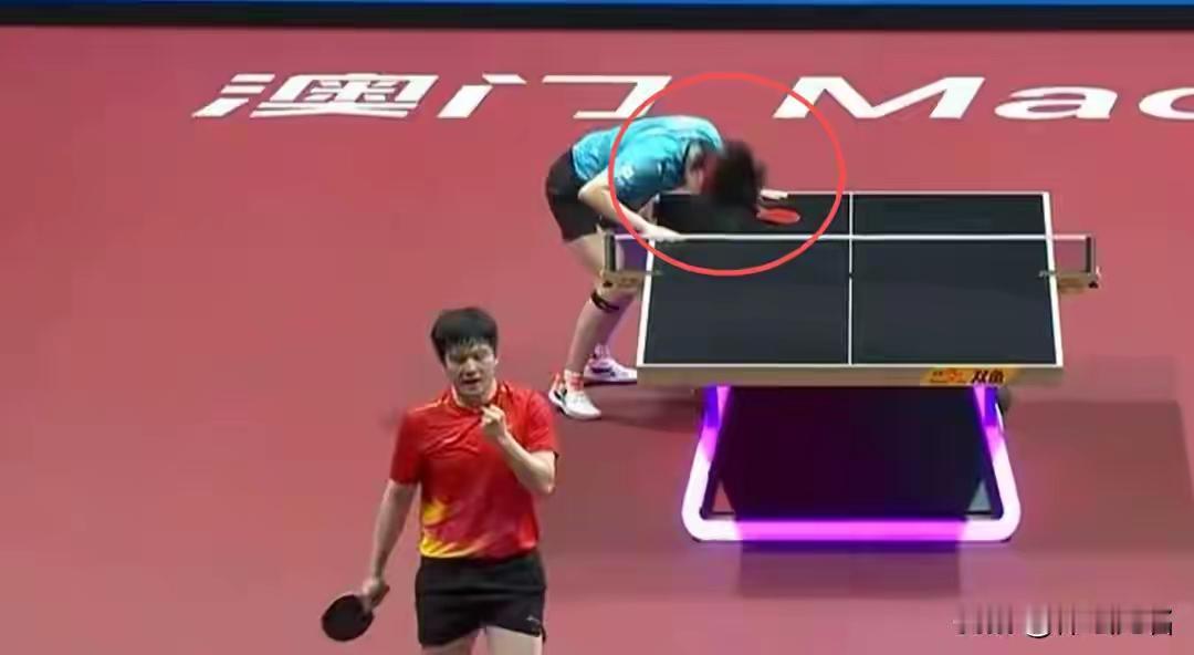 王楚钦尽力了，还是输了，气极了绝望了想不通用头撞击樊振东球台。樊振东球