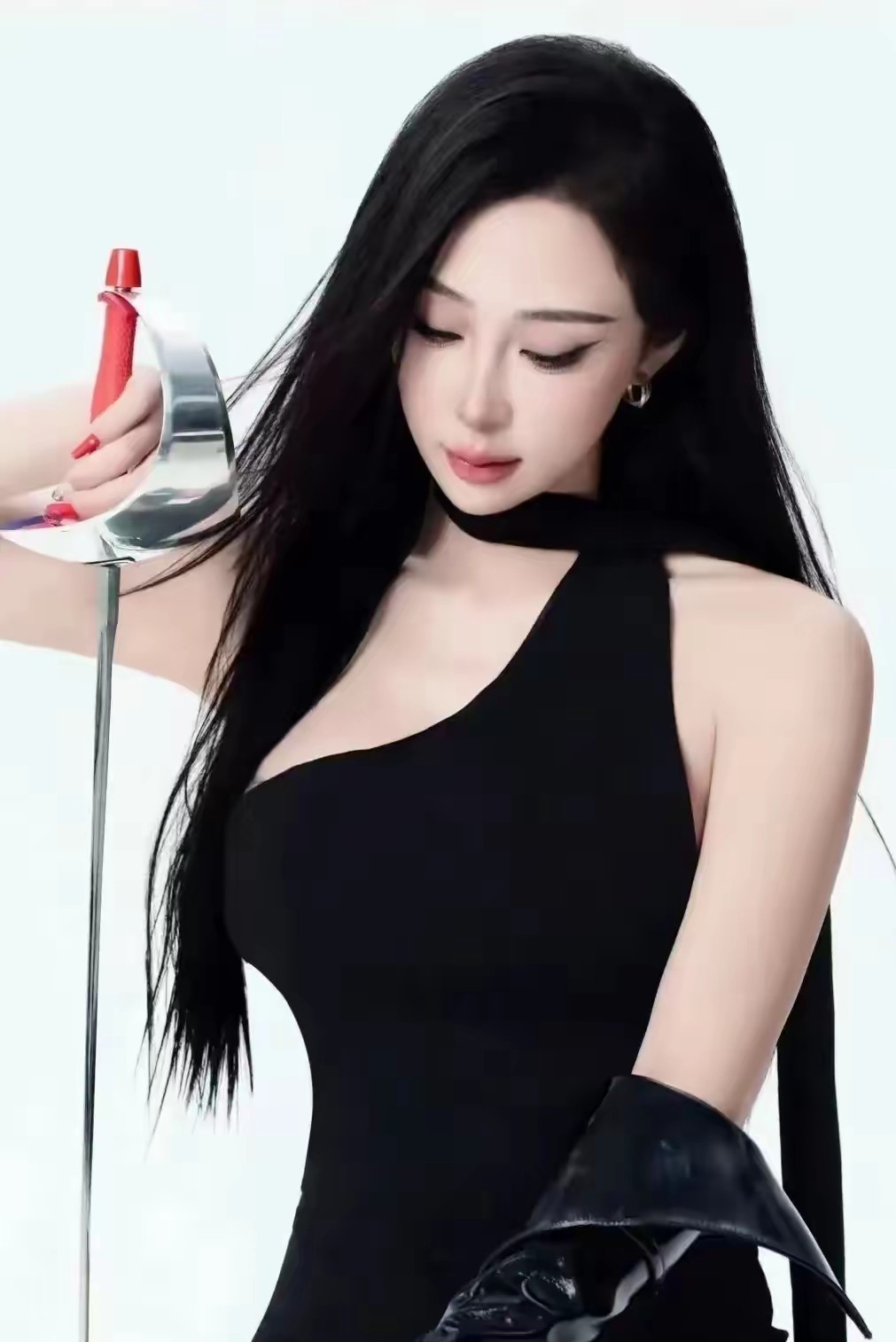 前国家队击剑选手秦雪最新写真曝光，身穿黑色击剑服展现专业风范。176cm的高挑身