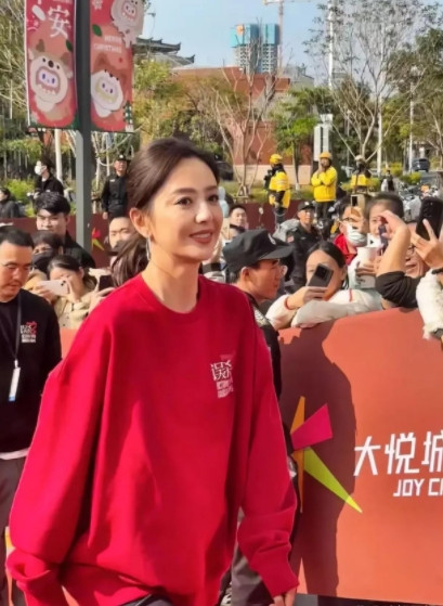 我问老公，都离婚了，佟丽娅咋还在陈思诚电影里参演？老公笑我不懂，说佟丽娅有特