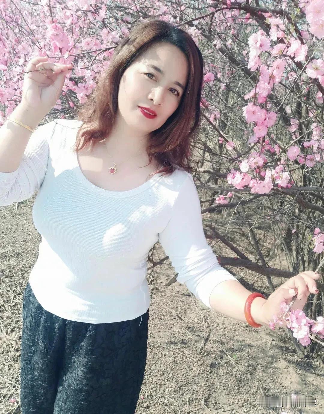 樱花树下人如画，春风拂面意无涯。