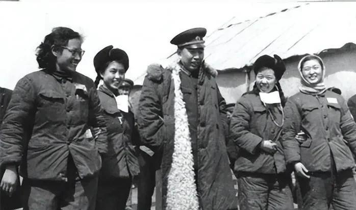 1954年，王震将军调任铁道兵司令员，主持修建黎湛铁路、鹰厦铁路等工程。十万铁道