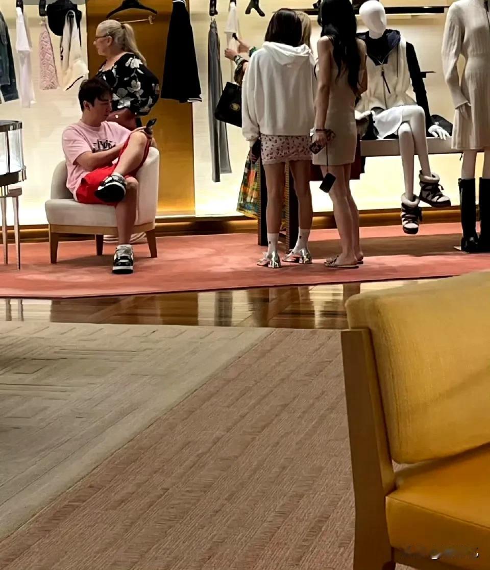 王思聪应该是我见过最喜欢逛商场的富二代了。。。这几天他又去了新加坡陪女shop