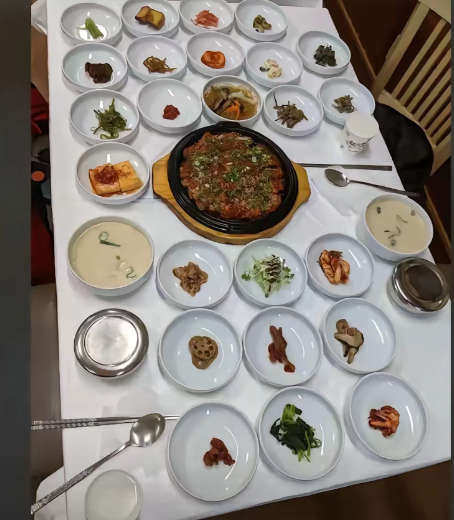 真有钱，一顿饭一个人20多道菜。
