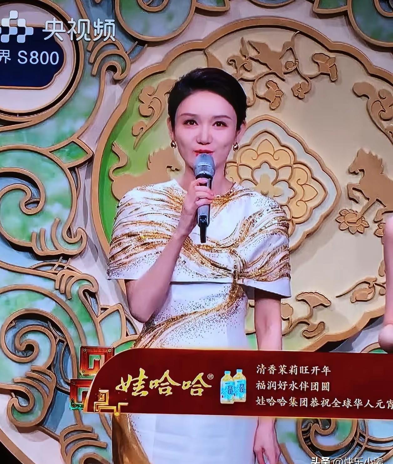 龙洋这次元宵晚会，眼妆动了0.5毫米，效果天差地别。春晚那会儿，网友说她眼神有