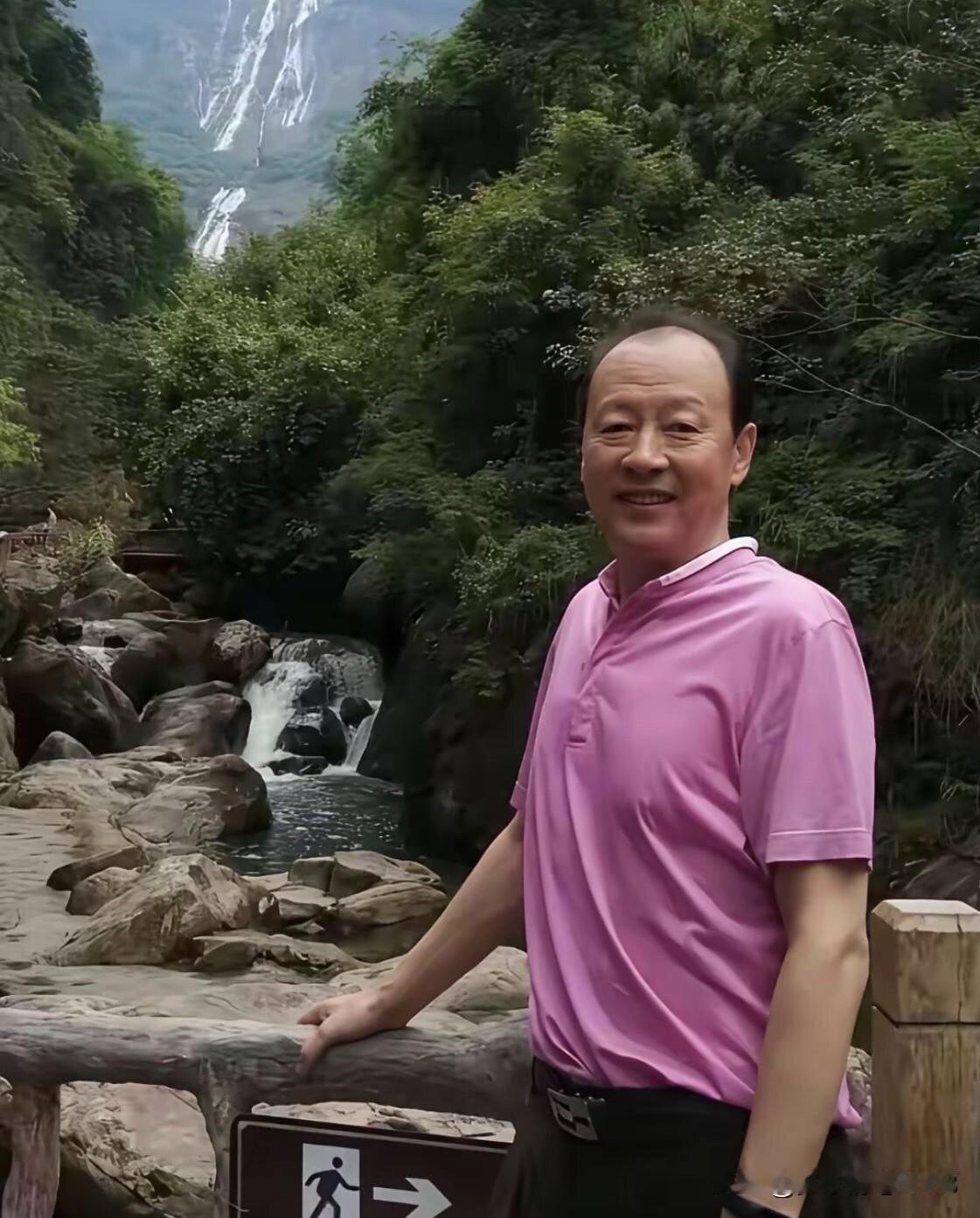 从年轻到现在，他的这张精致的脸始终如一，只有年龄的增，没有其他的变化，还是那么儒