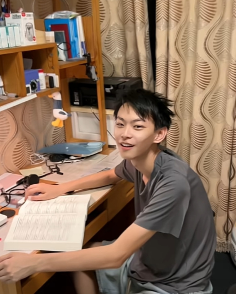 高考查分淡定哥出现了！高考出分了，爸爸问儿子总分考了多少？儿子淡定回答：648分