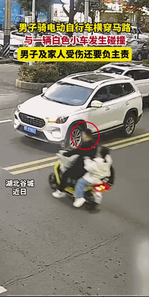 骑电动车的男子脑瓜子有些不灵光，不仅不带头盔，而且还是车流中横穿马路。能不“咣当