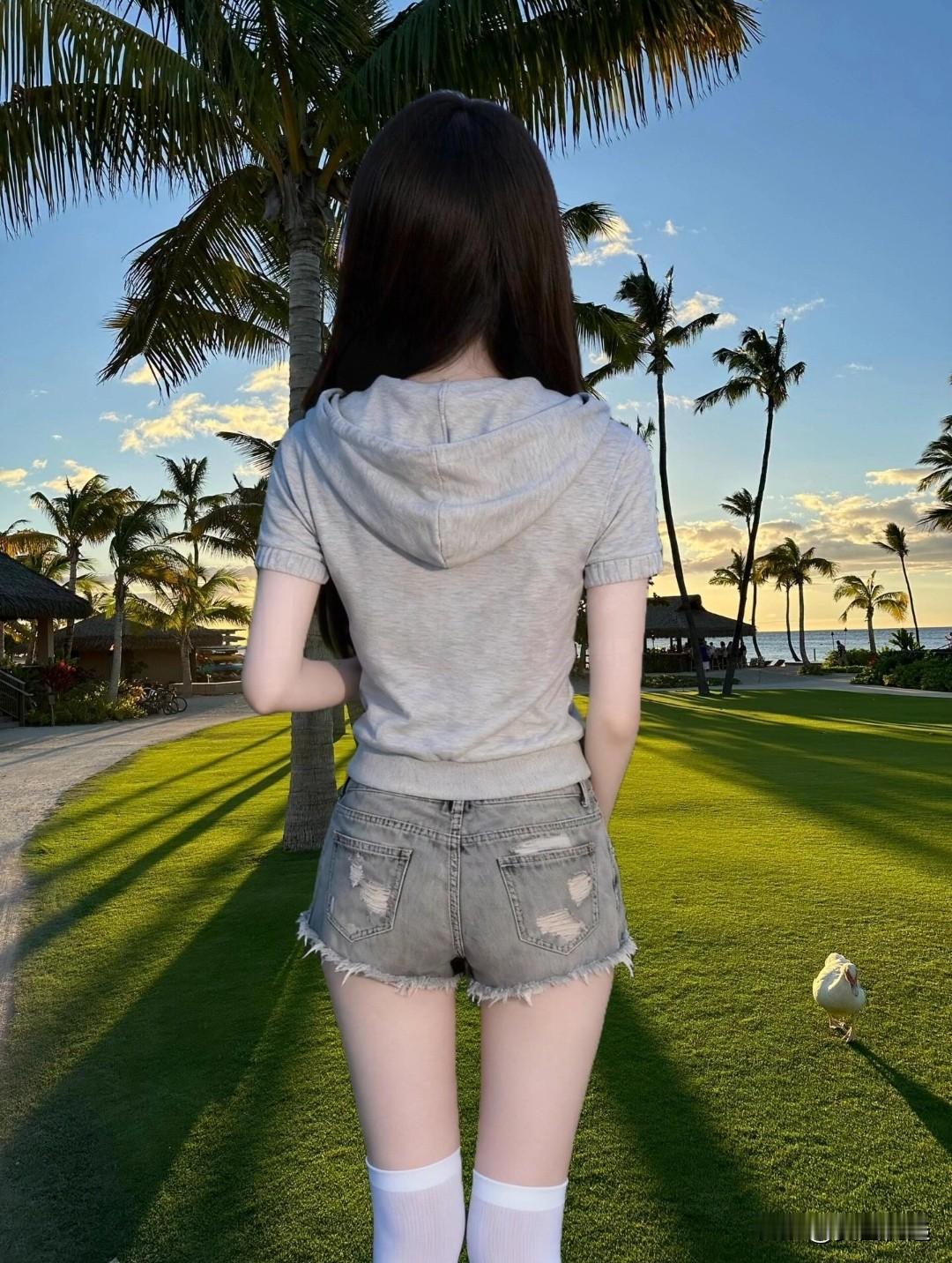 阳光洒在沙滩上，微风拂过棕榈树，少女背对镜头，享受海风与自由。