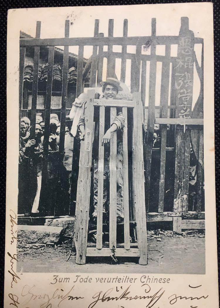 1900年，在天津衙门口围满了人，一名男子被关在站笼里。突然，有人大喊：“恶棍张