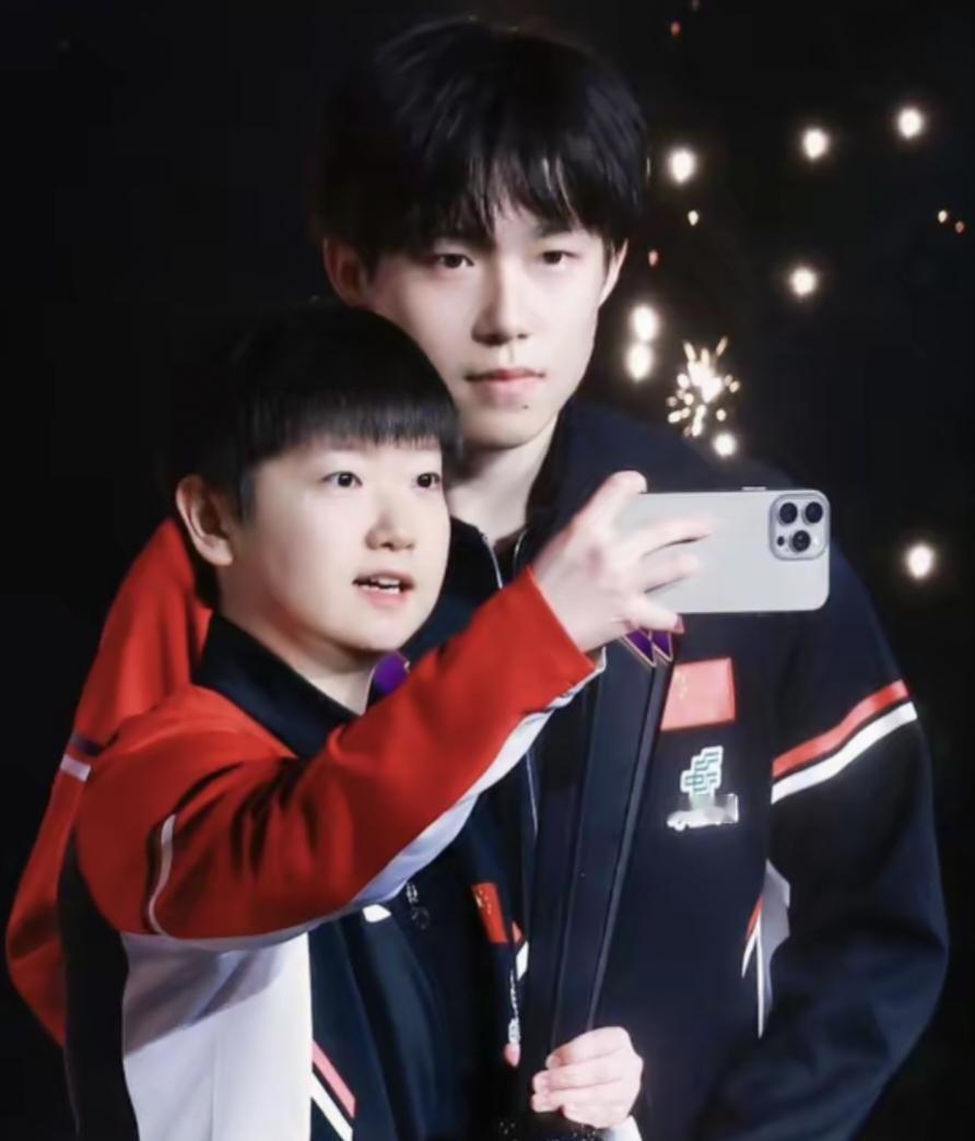 小屁孩贼大胆，想活活气死王楚钦？王楚钦受他待见，因为他是孙颖莎兄弟，这逻辑一般人