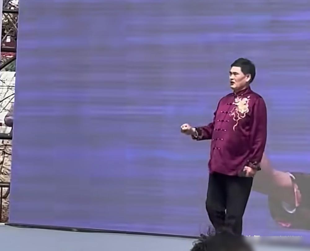 一个残疾男人死死堵住大门，张嘴就要五十万现金。你敢掏出手机报警，他就在你家院子里