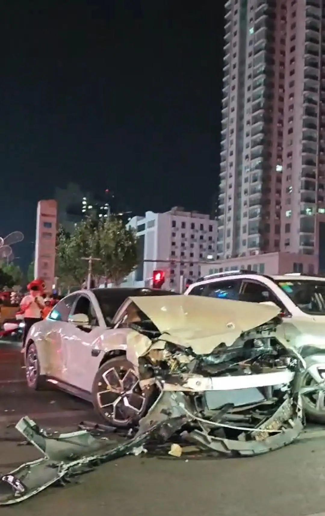小米车又出事故，河南郑州一辆小米SU7，又是一个操作不当导致连撞17车！据