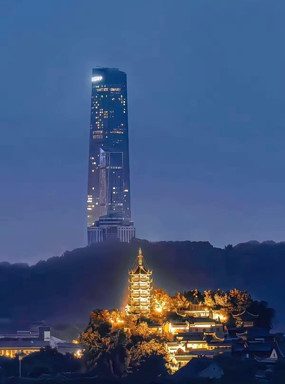 虽然张近东把苏宁折腾的一地鸡毛，但是他却给镇江留下了地标性建筑和那一张经典的“古