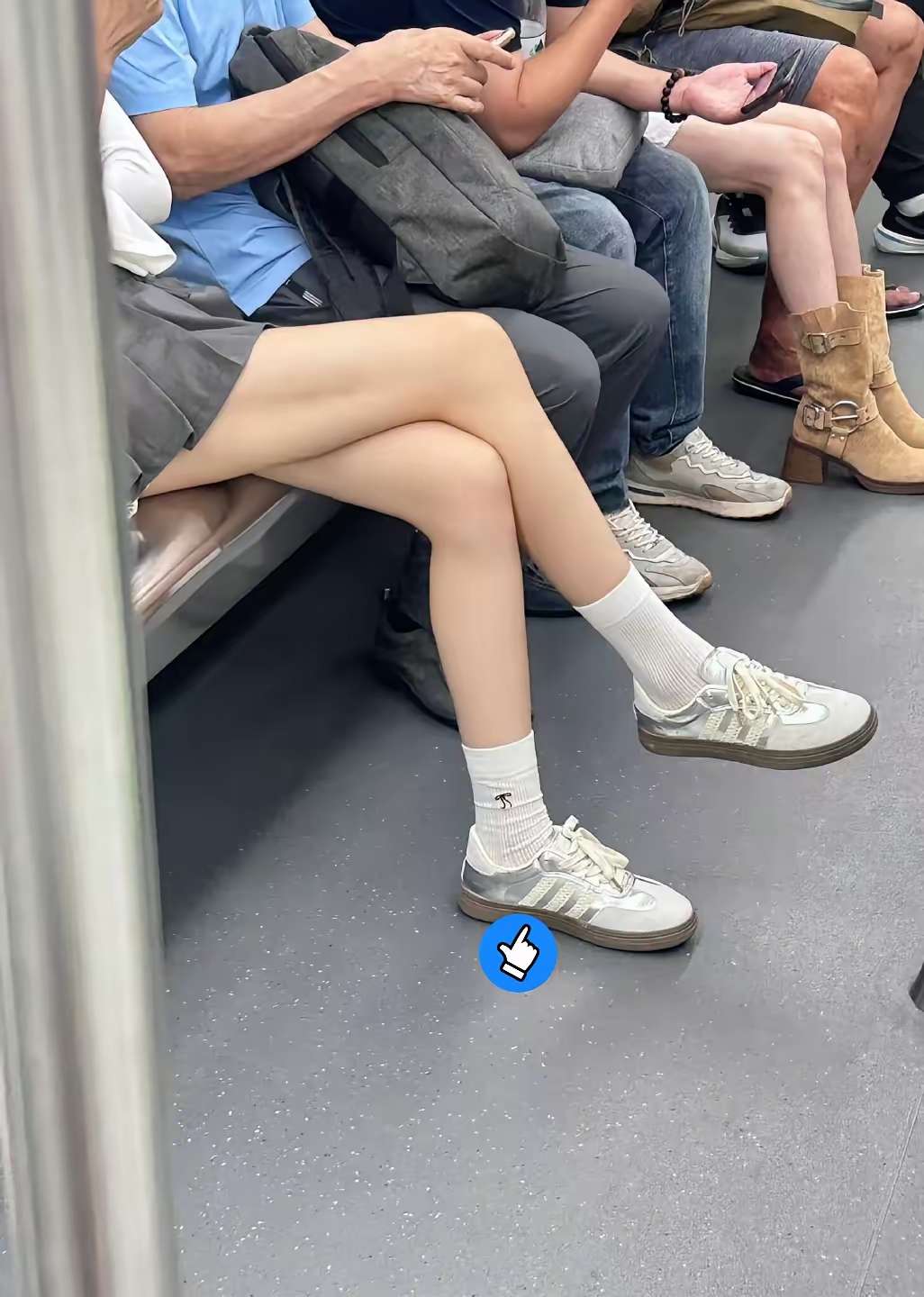 地铁上看见的，，好无语……地铁上一低头看上这个小姐姐穿的鞋子了，感觉好好看啊！