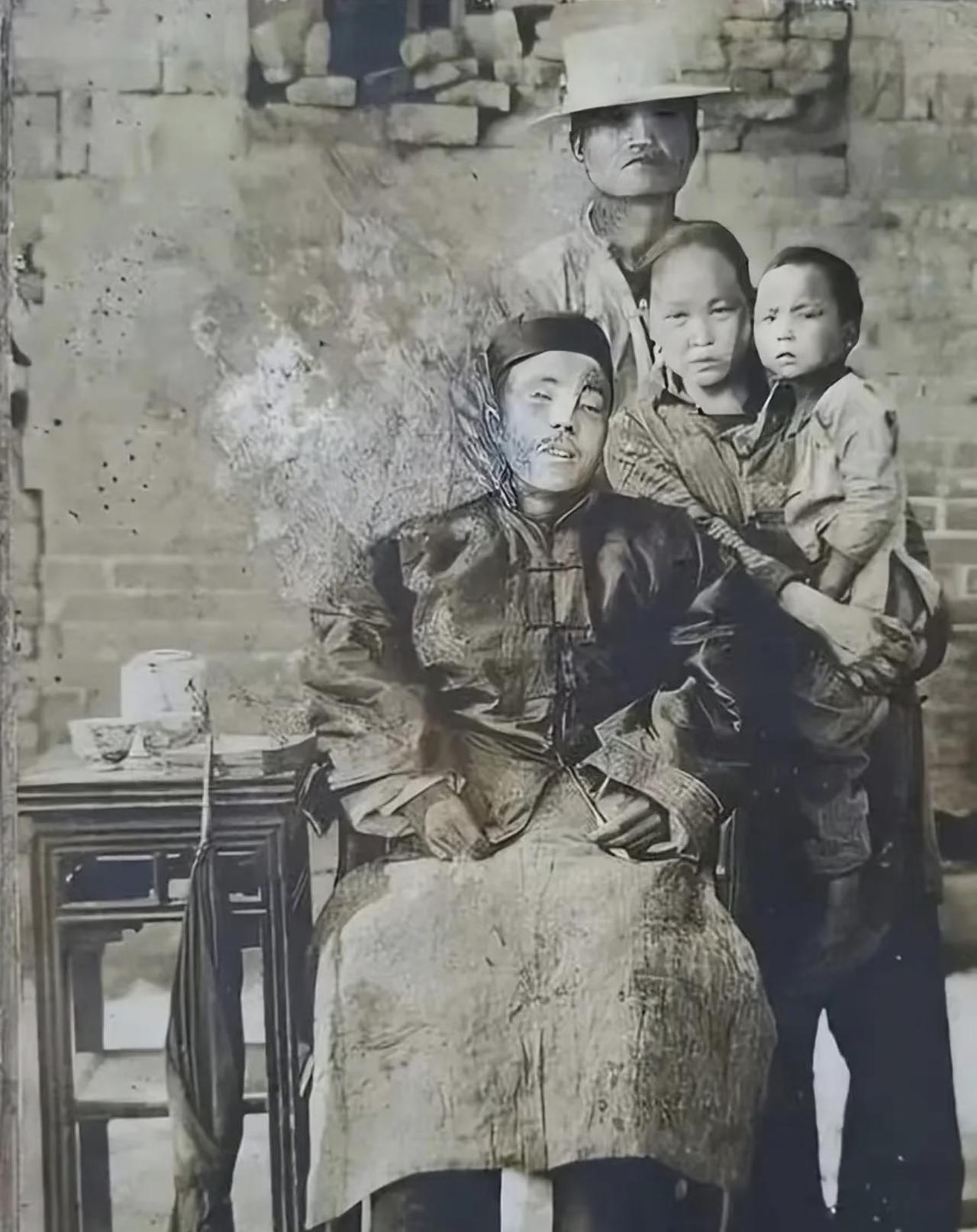 你见过拍全家福时，男主人已经牺牲3天的吗？这张1928年的老照片，是渭华起义烈士