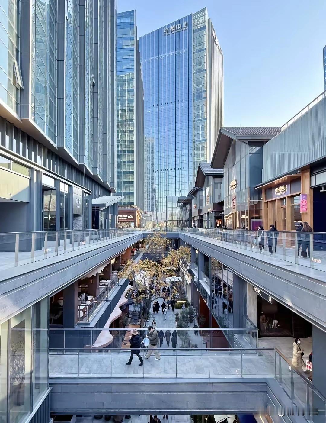 要说做商业还得是华润，宿苏州万象天地，看着车堵的二十里开外了，苏州第一红商场，不